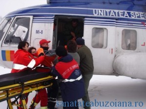 bolnav salvat de elicopter prin nameti (4)