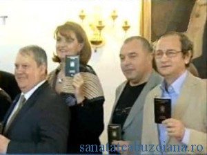 Dan Puric (drapta), cu pasaportul in mana