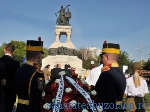 Depunere coroane la statuia eroilor sanitari