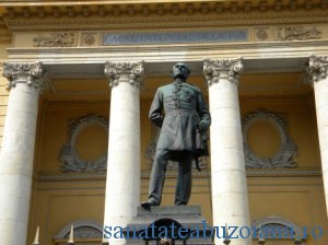 Statuia lui Carol Davila din fata UMF Bucuresti