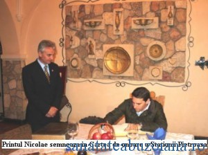 Printul Nicolae semneaza in Cartea de onoare a Statiunii Pietroasa2