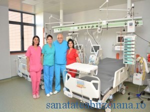 Directorul spitalului, Dan Mircea Enescu alaturi de cateva asistente care vor lucra in clinica