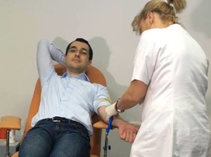 Ministrul Voiculescu doneaza sange
