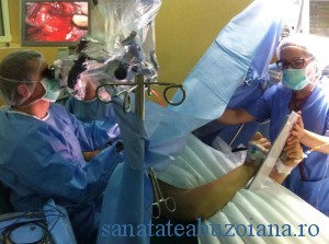 Operatie pe creier -pacientul ia notite - dr. Ionut Gobej si dr. Dorin Bica
